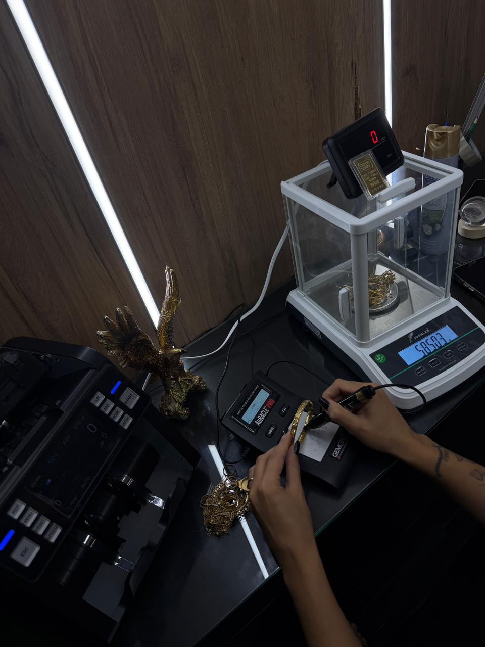 Pesagem de joias de ouro em balança de precisão