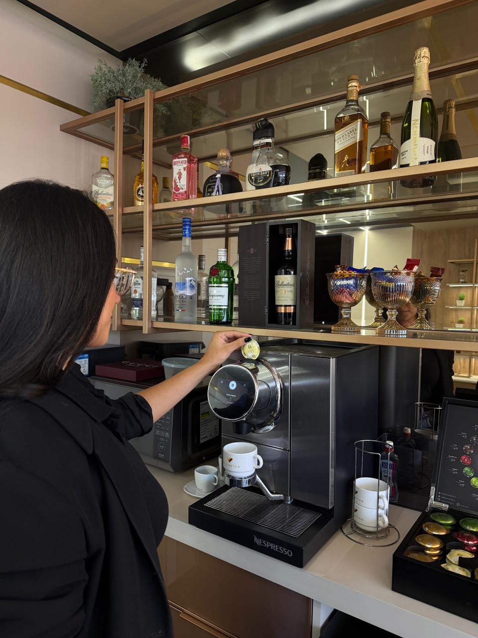 Bar premium da sede com bebidas e máquina de café Nespresso